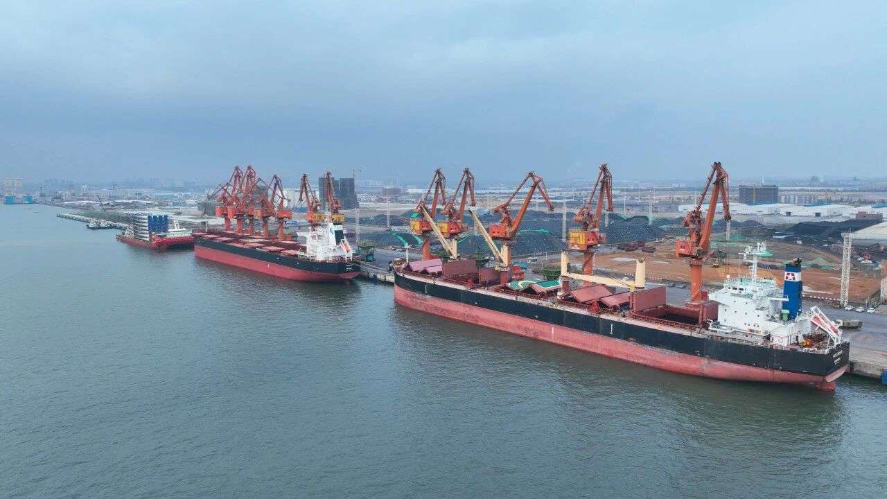 北部湾港江海联运泊位新闻图，用作港航监测线视觉证据