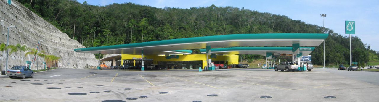 马来西亚 Petronas 加油站事实资料图，用于承接燃油供应连续性主题
