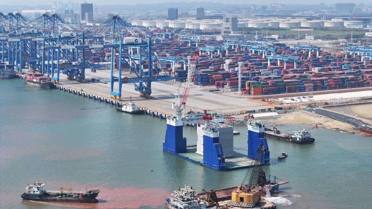 北部湾港钦州港域大榄坪南作业区 9、10 号泊位扩建工程现场图