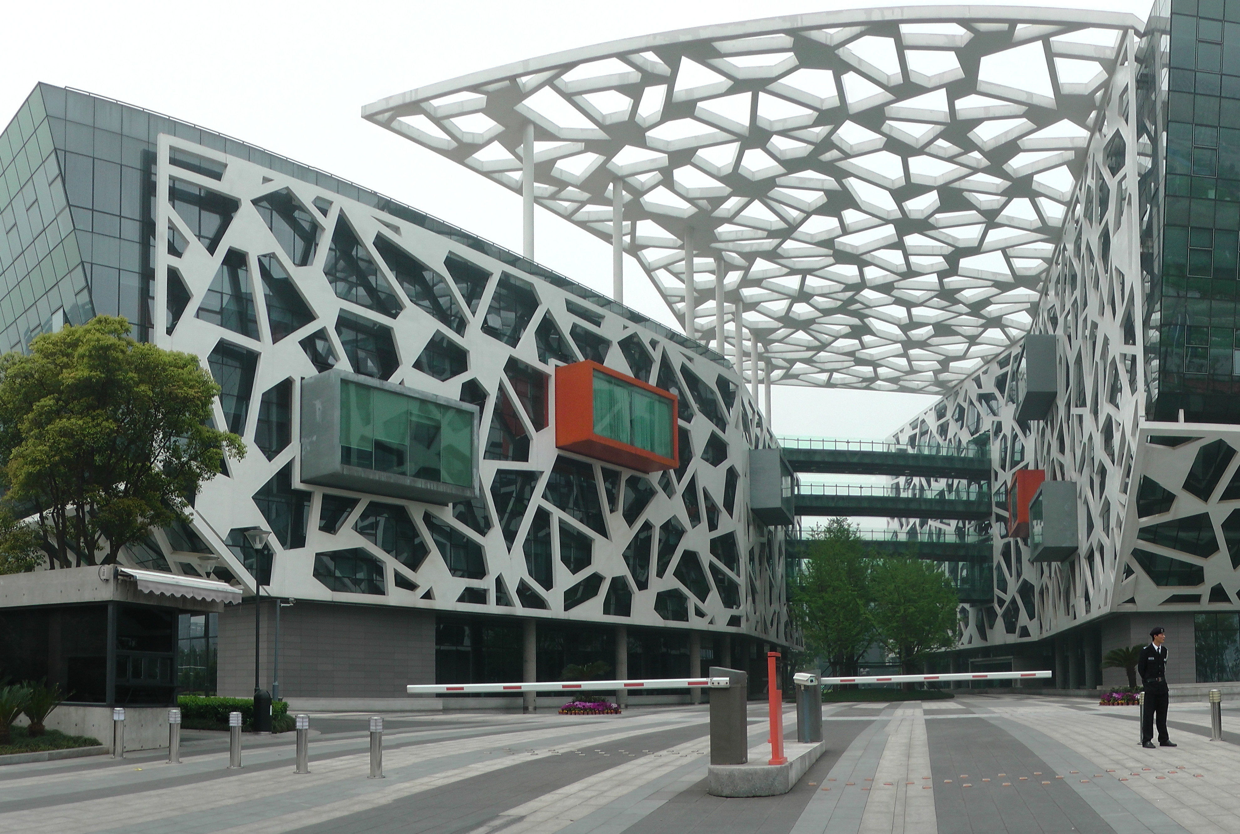 企业总部建筑，代表 AI 商业化进入组织和经营验证。