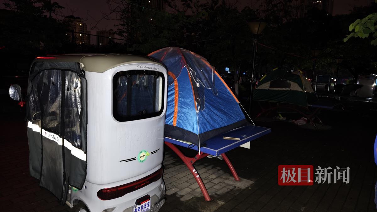 柳州市体育中心附近，居民在临时开放区域支帐篷过夜。