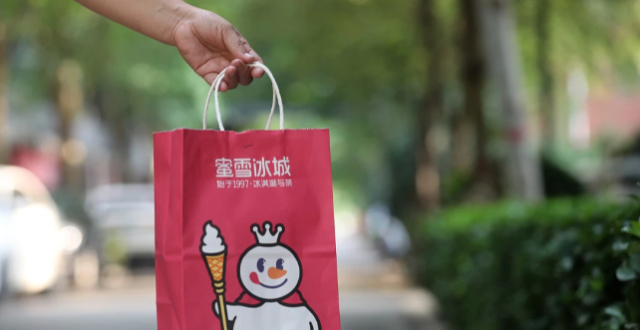 腾讯新闻《潜望》报道使用的中国茶饮出海配图。