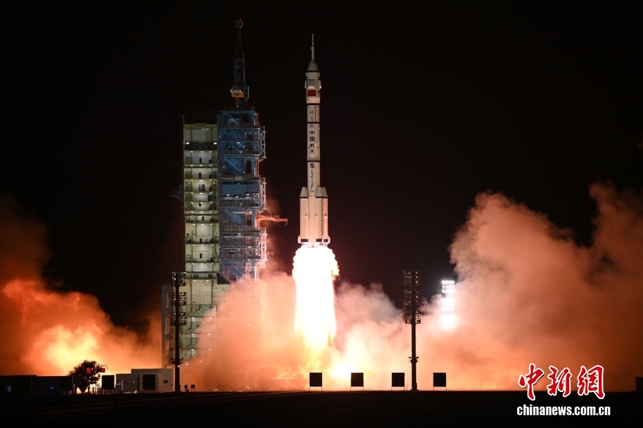 长征二号F遥二十三运载火箭搭载神舟二十三号在酒泉卫星发射中心点火升空。
