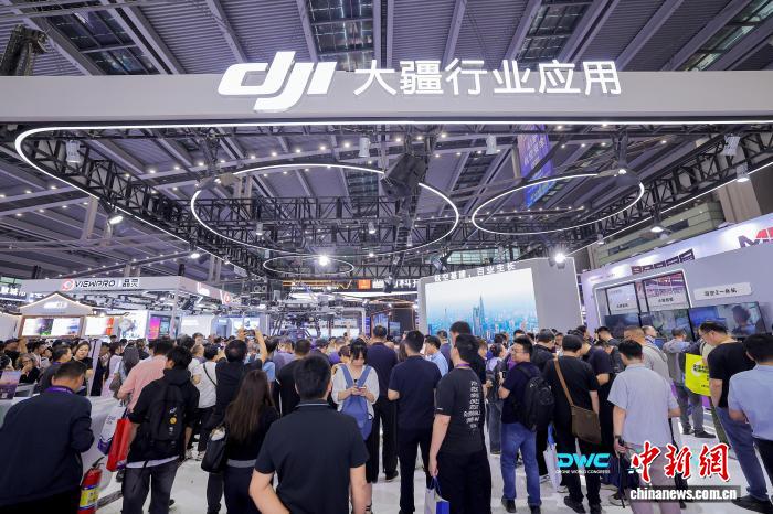 2026世界无人机大会在深圳举行，观众在展区参观无人机及低空经济产品。