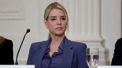 Pam Bondi 出席国会闭门访谈，回应 Epstein 文件披露争议。