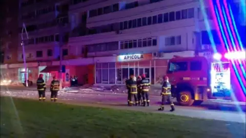 罗马尼亚加拉茨住宅楼遭无人机击中后，警方在现场处置。