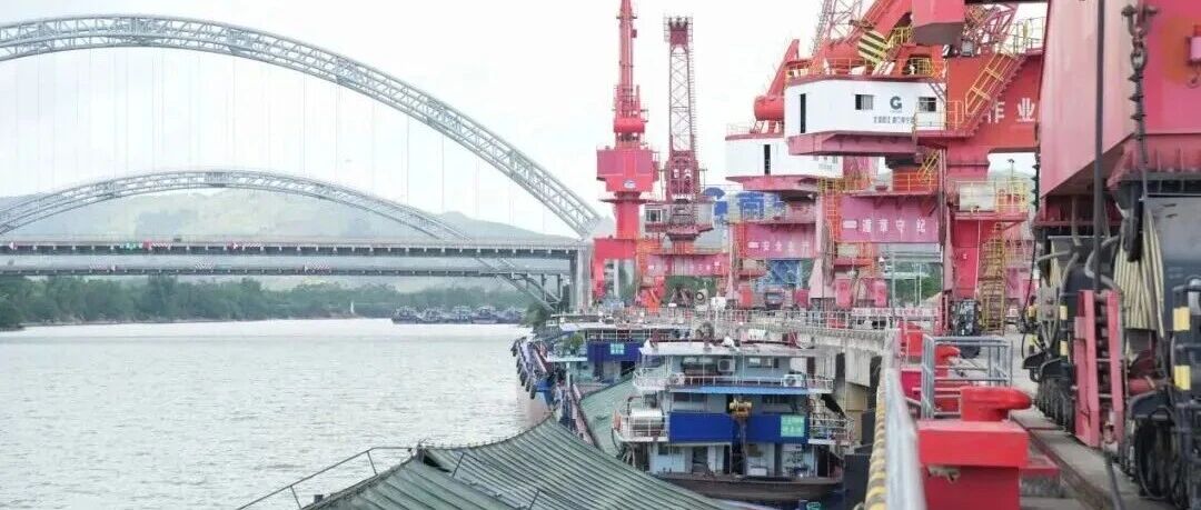 报道关注北部湾港与平陆运河带来的物流路由前景。