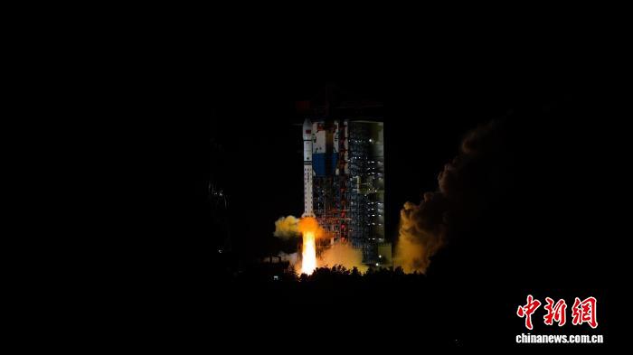 5月31日凌晨，长征二号丁运载火箭在西昌卫星发射中心点火发射卫星互联网技术试验卫星。