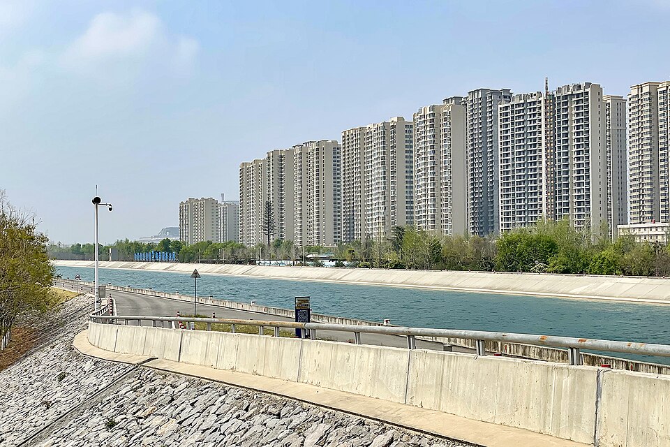 跨区域调水工程渠道资料图，用于水资源配置主题。