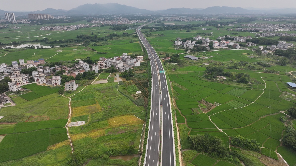 平容高速公路建成通车相关现场图片。