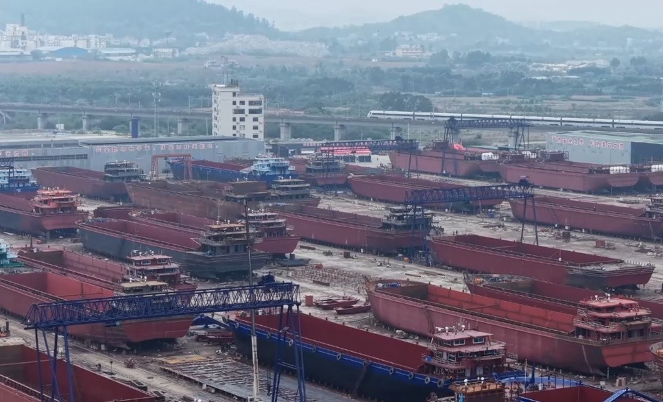 桂平船舶修造基地内的在建船舶。