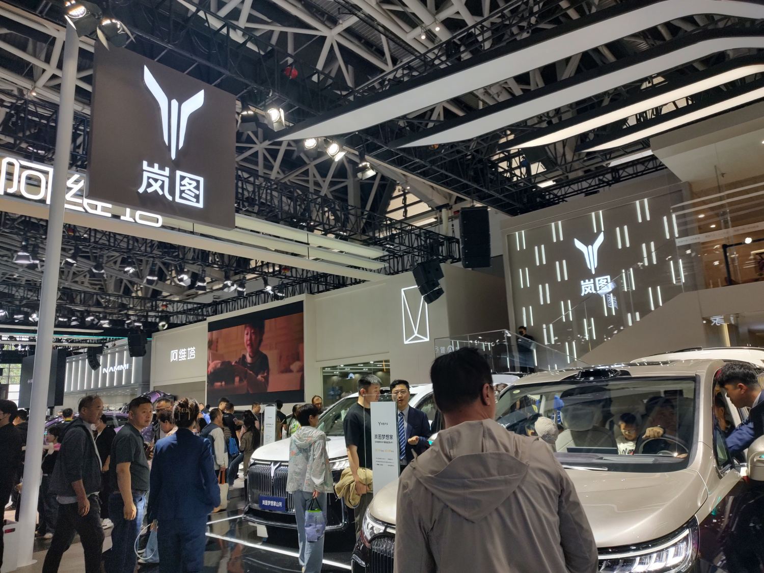 夏季达沃斯相关保障车辆交付报道配图。