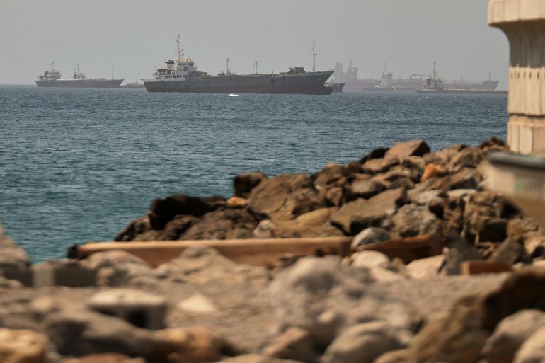 Al Jazeera同日油价报道所配阿曼湾油运船只画面。