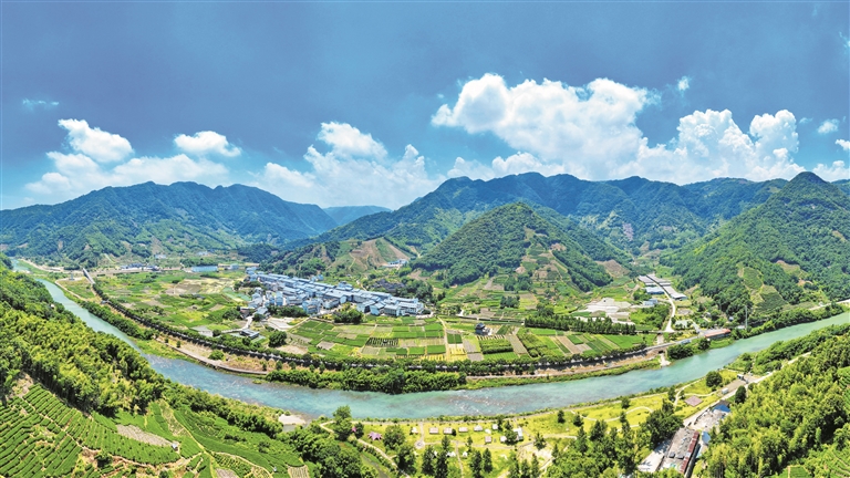 福鼎污水排放管道相关陆域施工报道画面。
