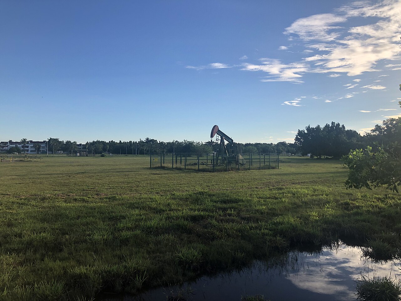 抽油机照片，用于国际油价波动背景。
