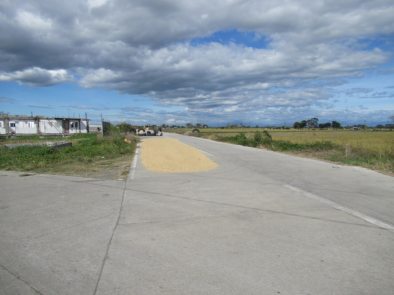 市政道路施工照片，用作老旧城区排水管线改造背景。