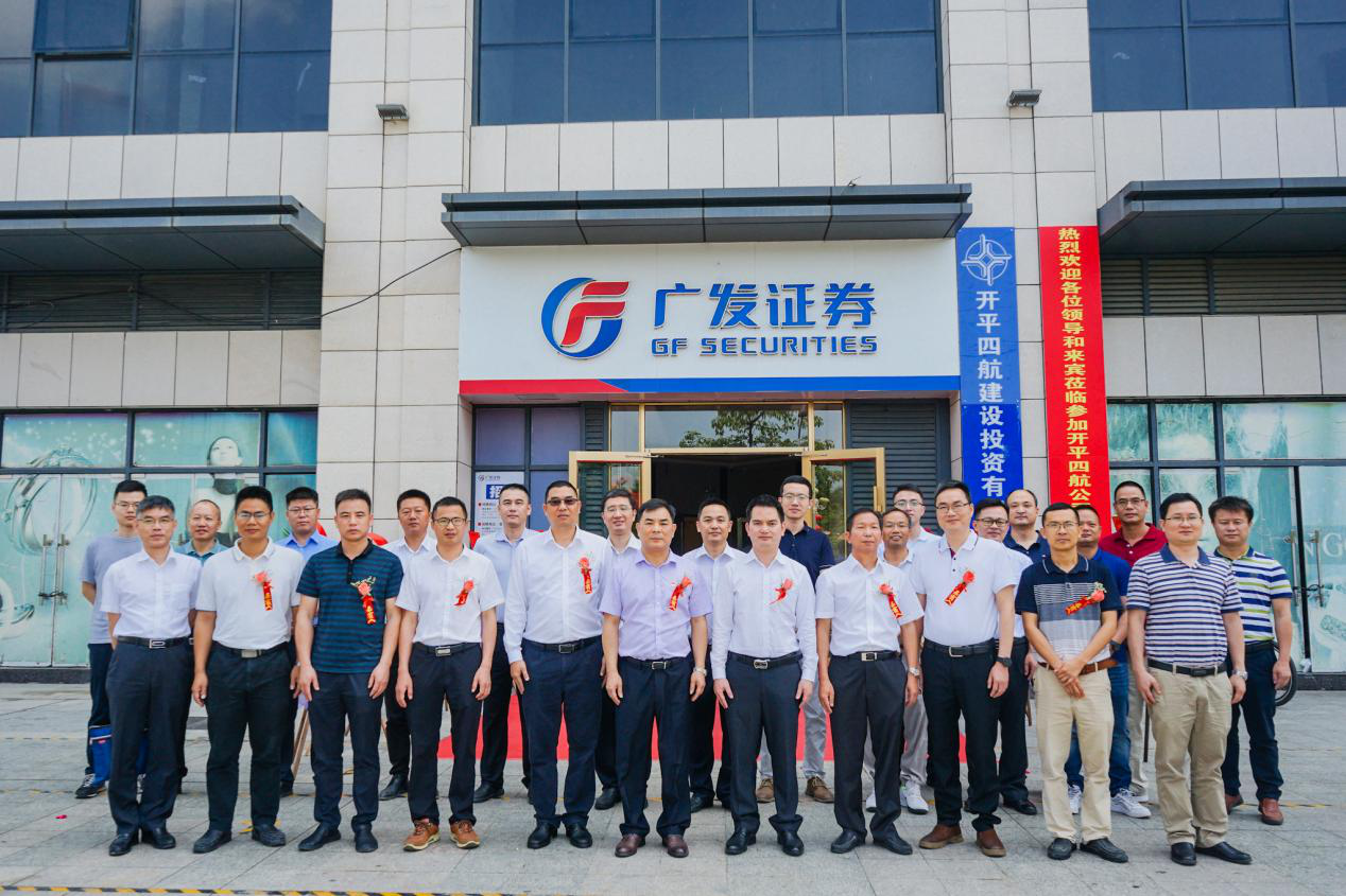 道路改建工程现场画面，用作道路安全和交通设施背景。