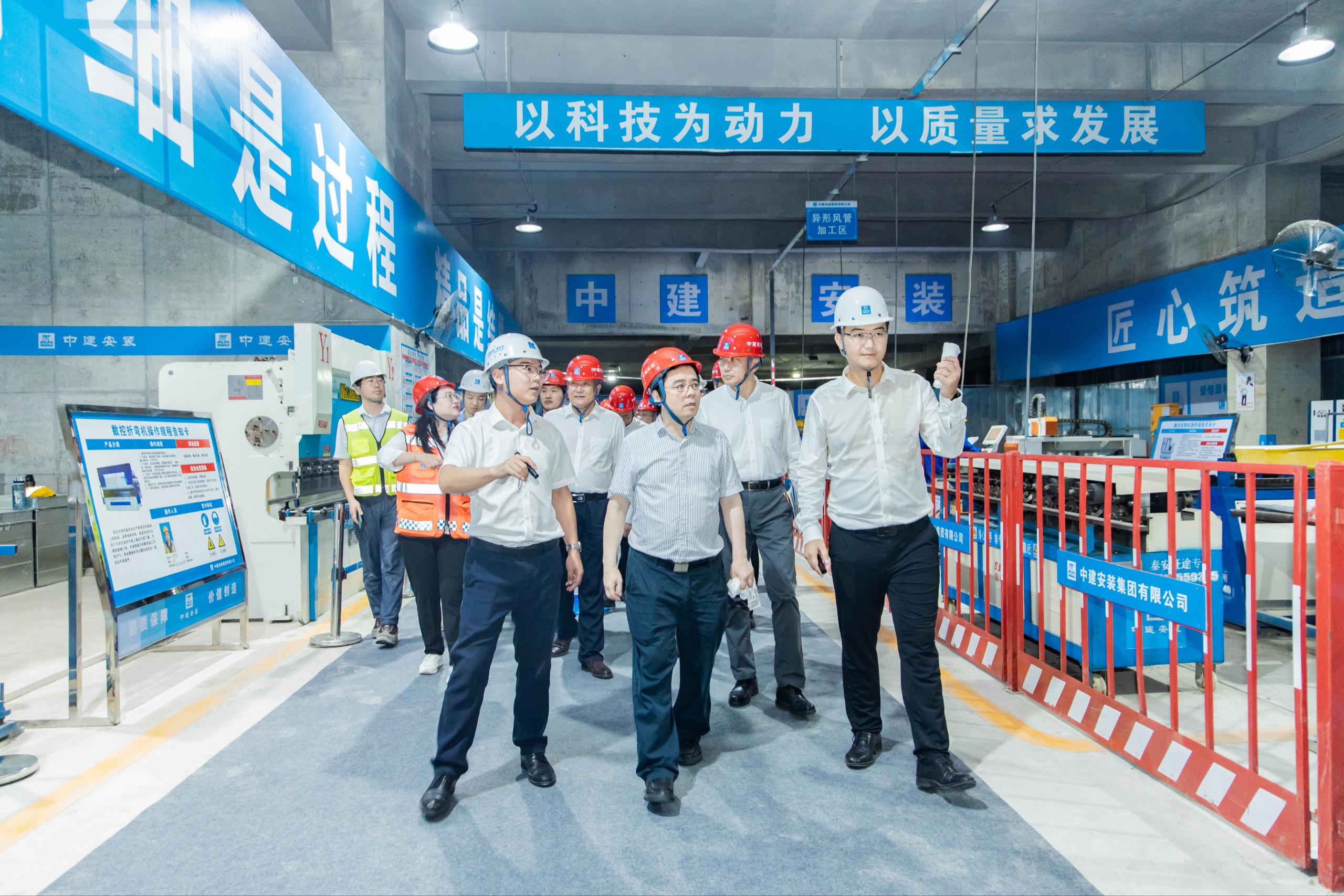 中建安装工程现场照片，用作智算中心和机电安装工程背景。