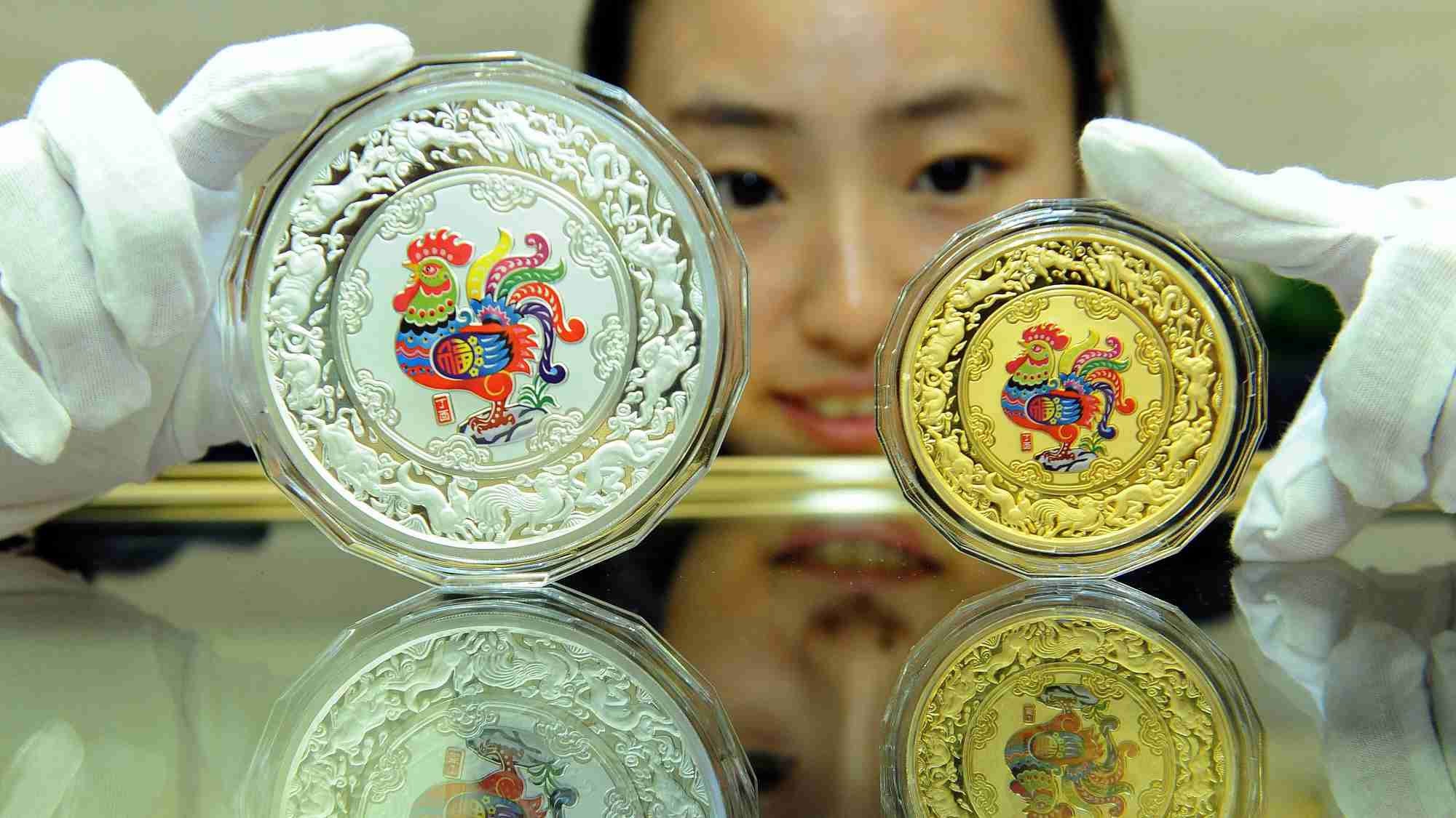 黄金制品照片，用作金价回调和财富配置叙事报道背景。