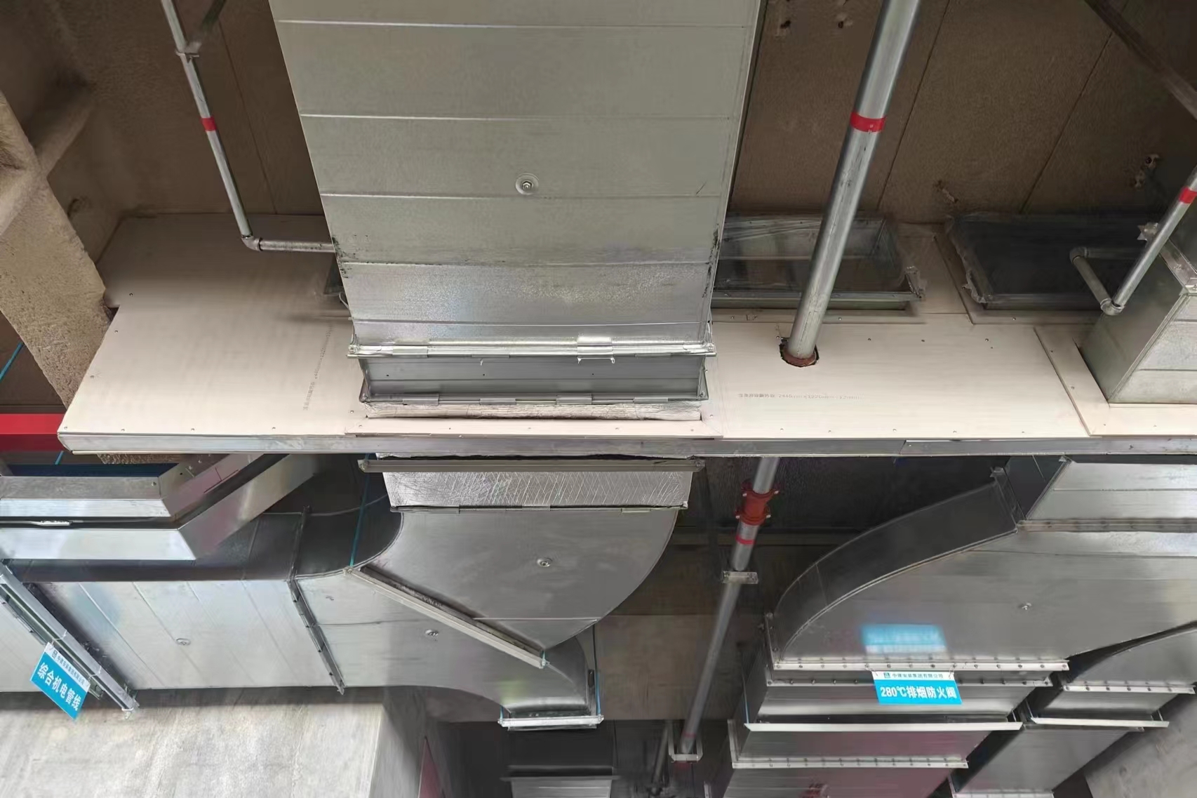 机电安装工程现场照片，用作工业5G和企业专属网络试点报道背景。