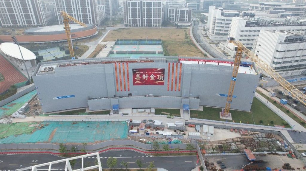 广州建设现场照片，用作智能制造和医药物流项目中标报道背景。