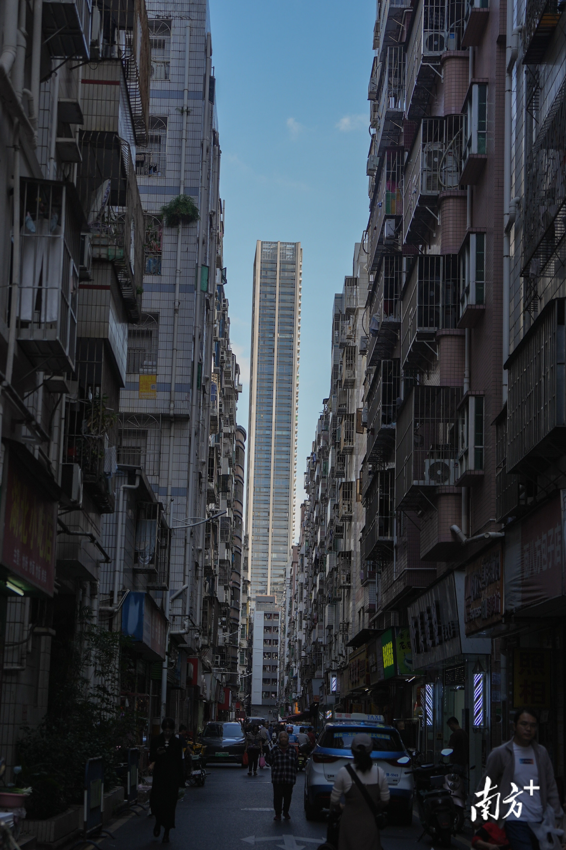 深圳中心城区空间画面，用于呈现热点城市住宅成交数据的城市背景。