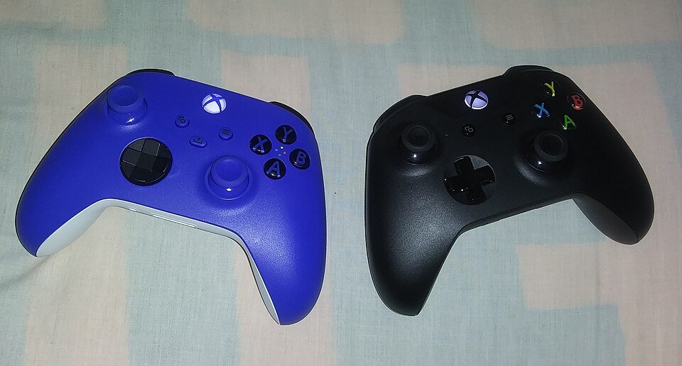 Xbox手柄实物照片，用于呈现微软游戏业务和工作室调整背景。
