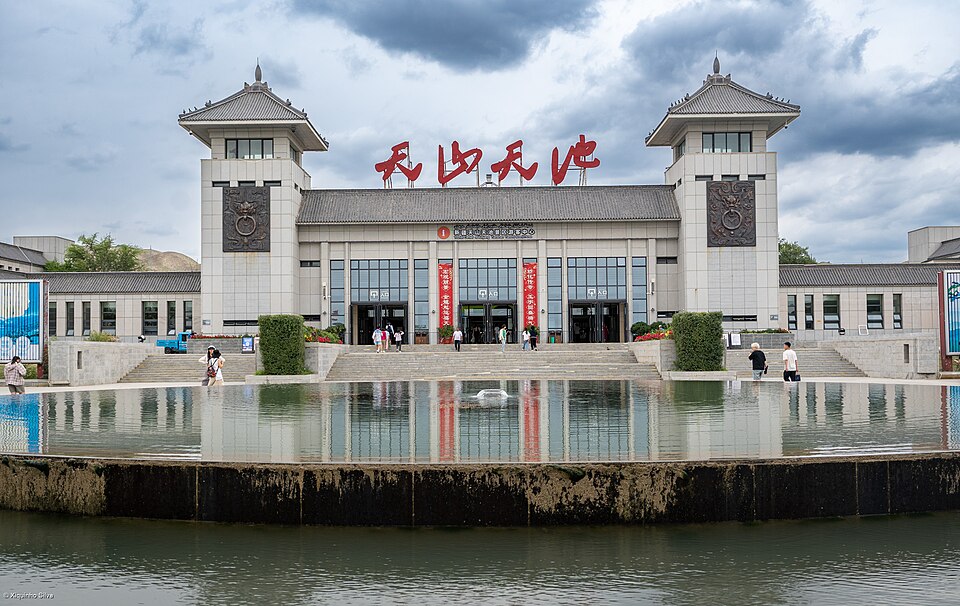 景区游客中心现场，用于呈现旅游公共服务和市场治理背景。
