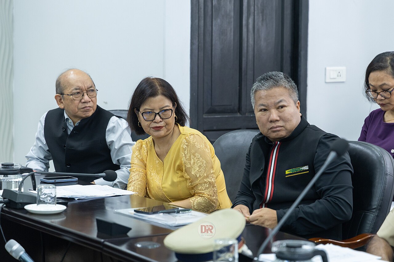 会议厅现场，用于呈现产业政策议程和会议部署背景。