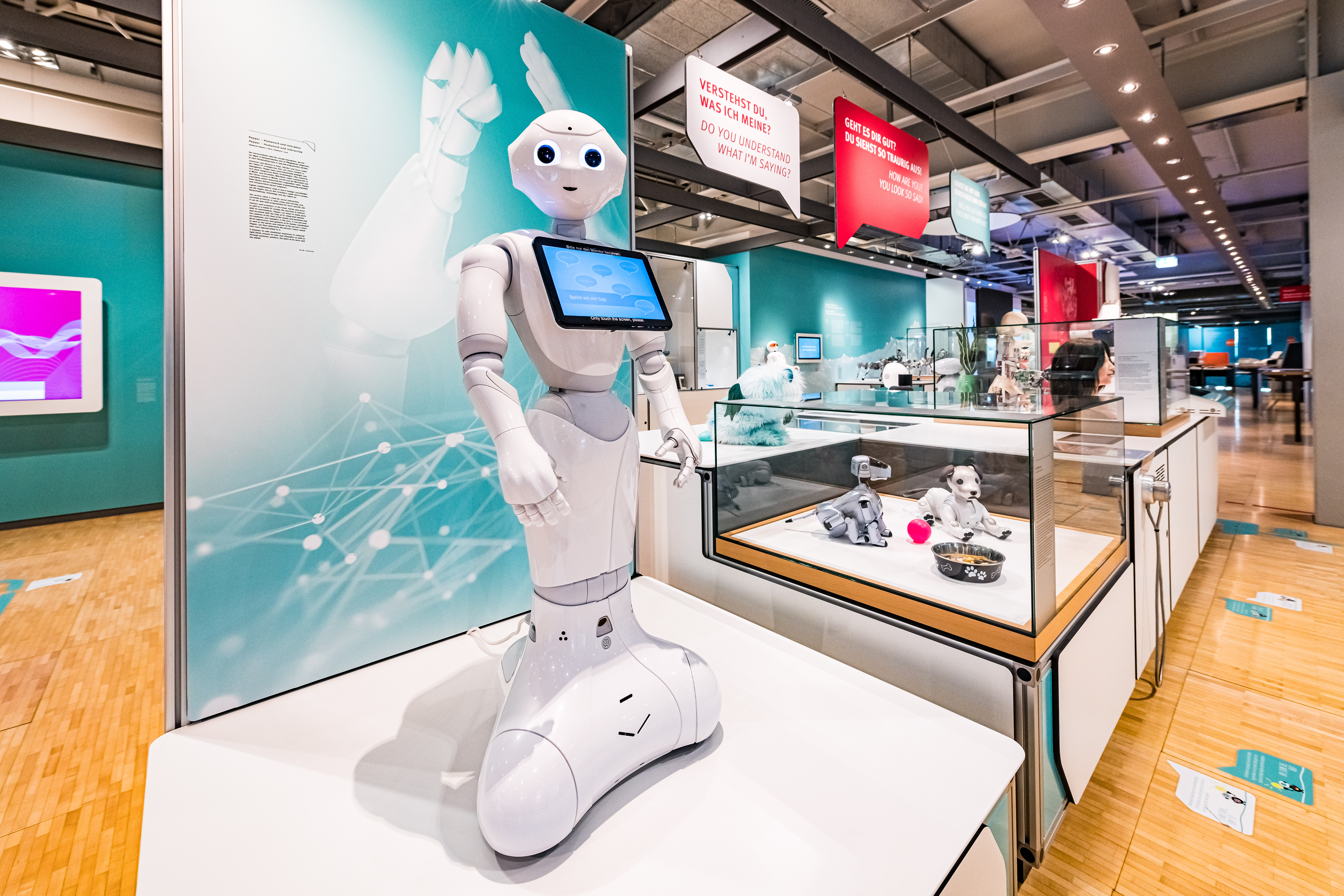 人工智能与机器人展览现场照片，用于呈现 AI 公司和产品竞争语境。
