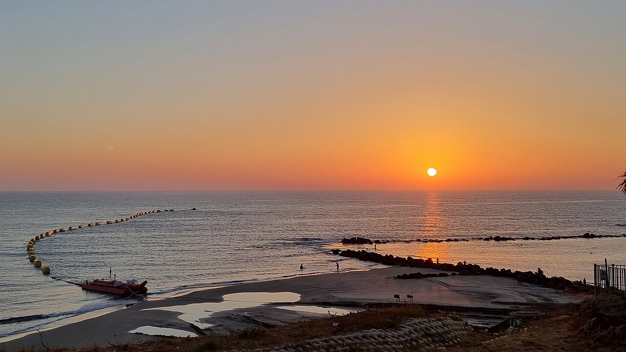 海滩补沙后岸线照片。