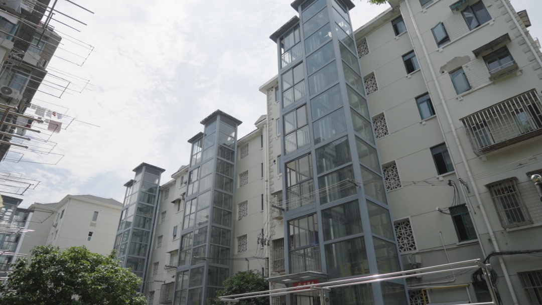 上海静安区闻喜路251弄小区加装电梯项目，63台加梯于今年6月完工。