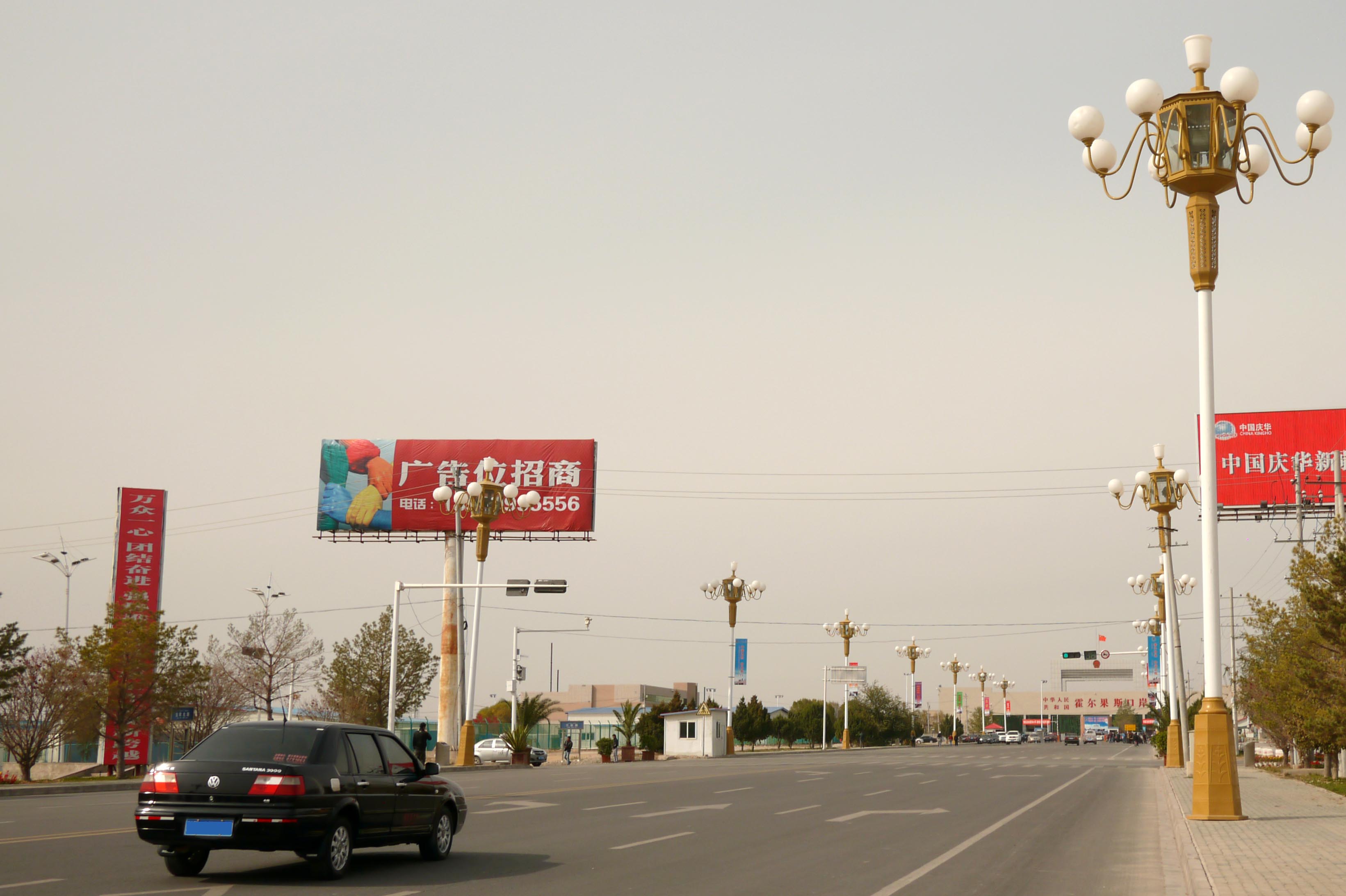 2012年中哈霍尔果斯边境资料图，非2026年口岸货运现场。