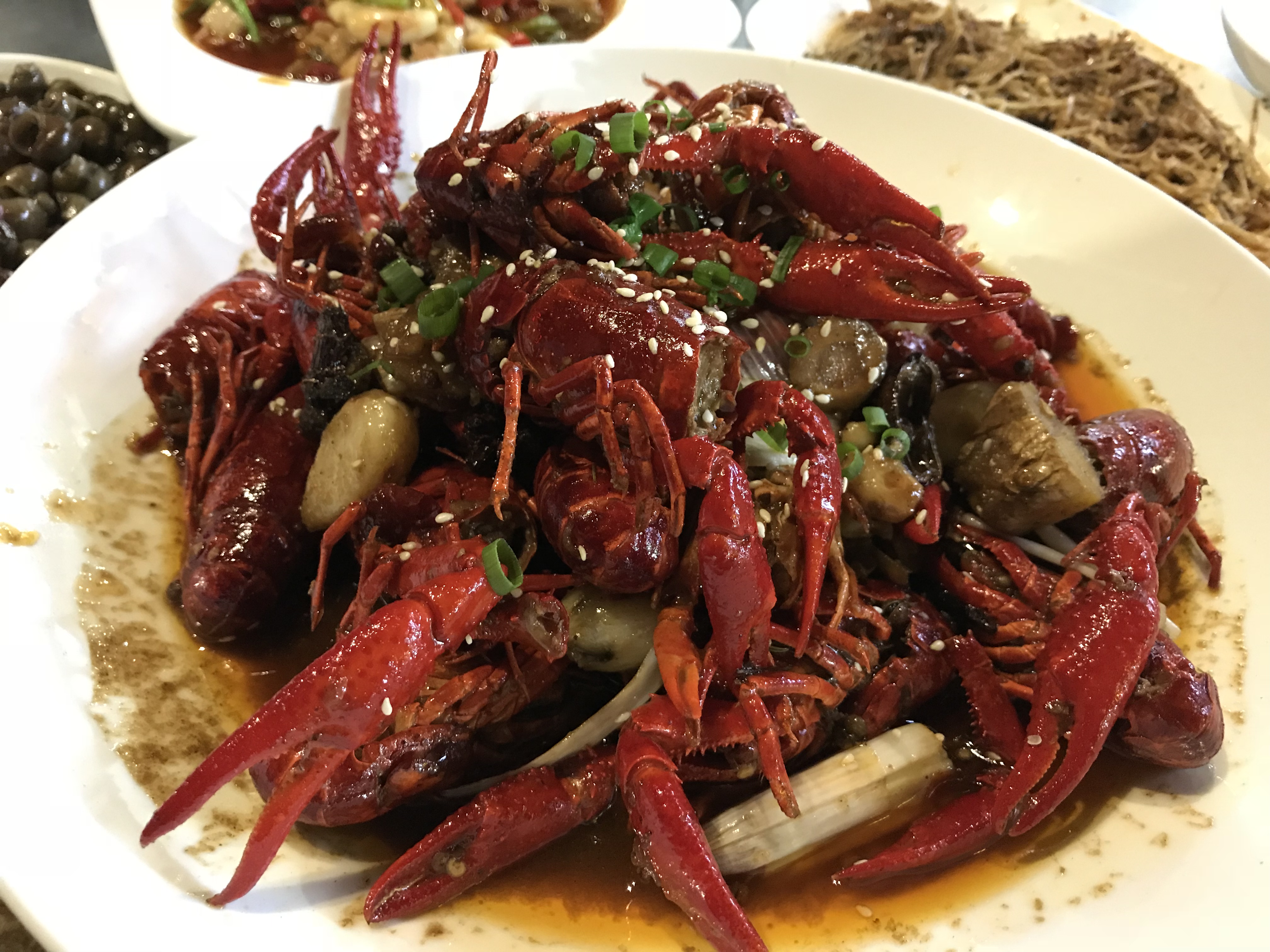 2017年麻辣小龙虾菜品资料图，非2026年潜江产业报道现场，也不代表“潜江龙虾1号”。
