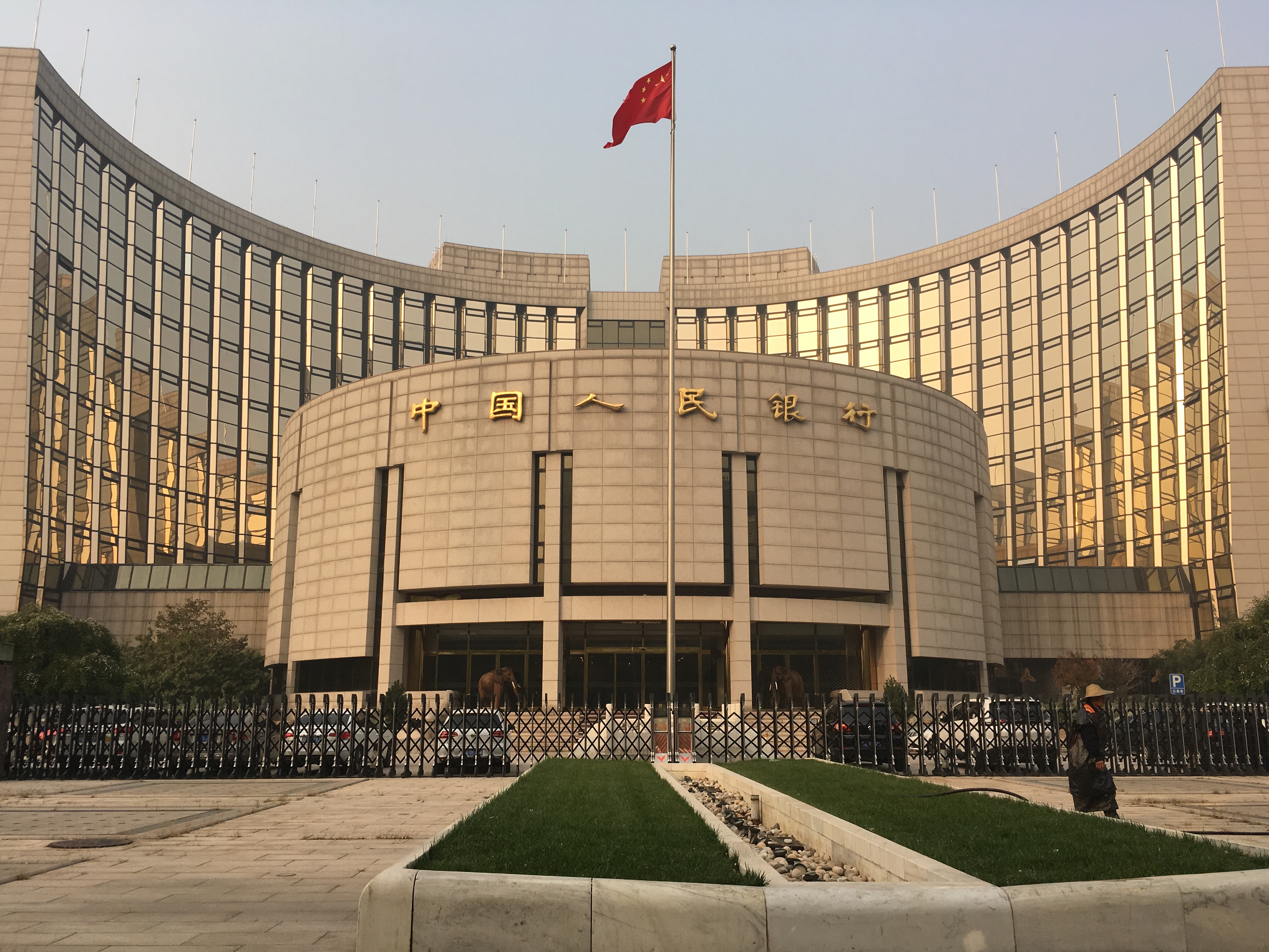 金融机构资料图：中国人民银行总行建筑，摄于2016年11月；人民银行为2026金融街论坛年会共同主办方之一，非论坛会场或2026年9月29日消息现场。