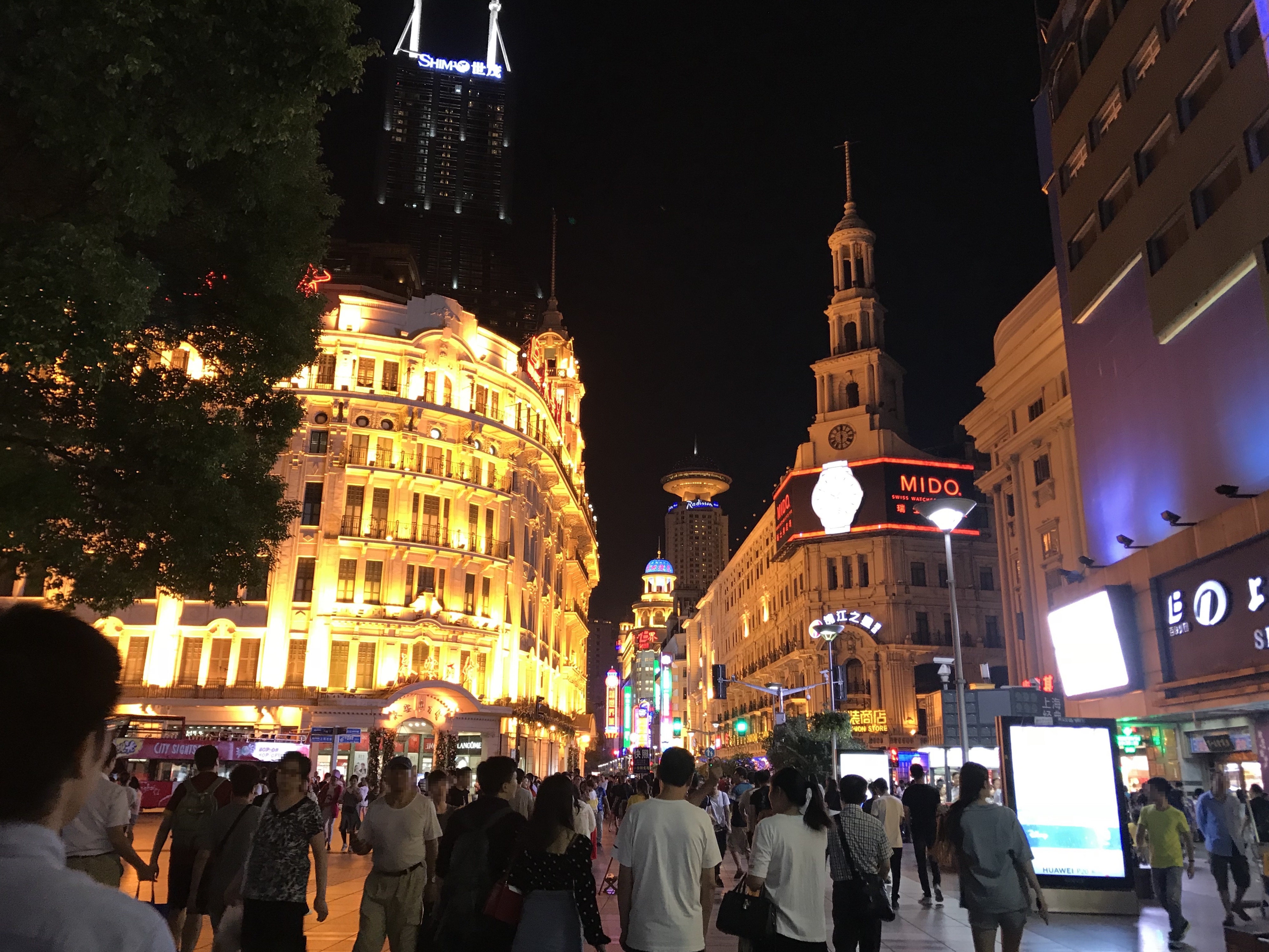 2018年上海南京路步行街夜景、商铺与行人历史资料图